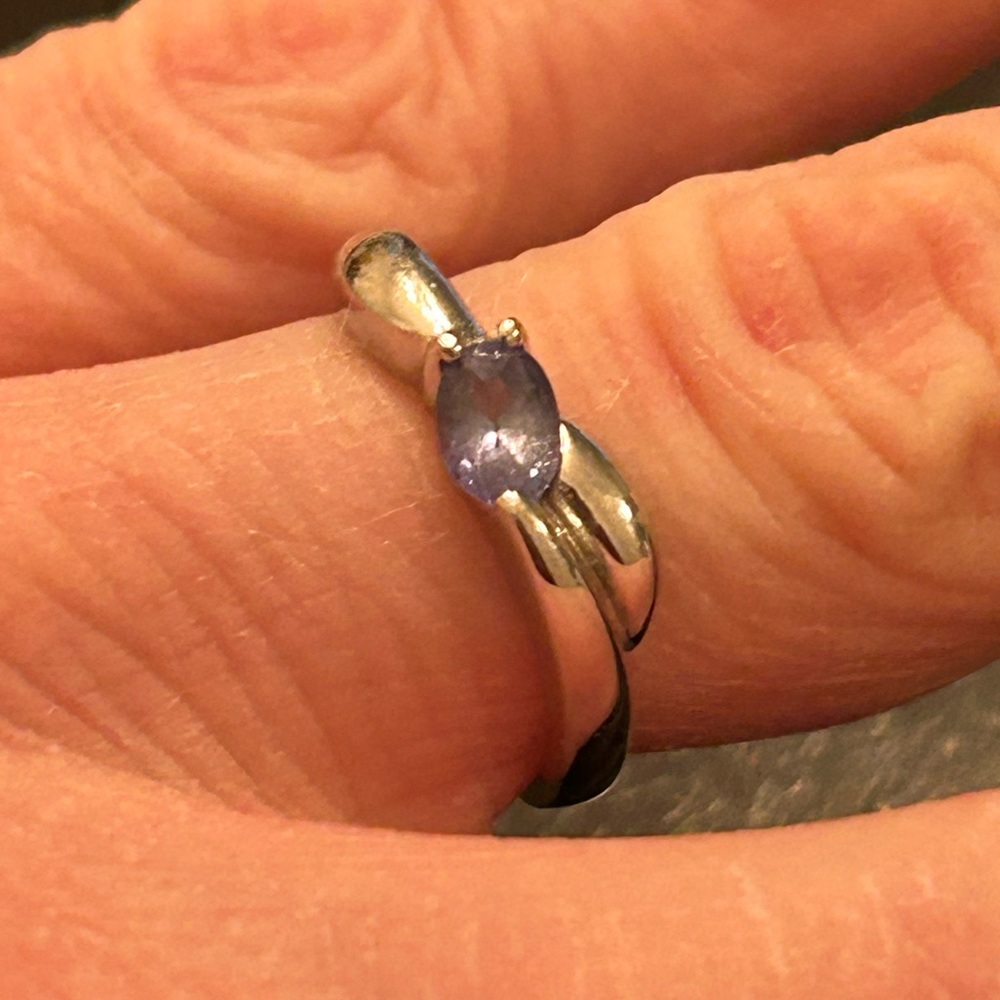 14k White Gold with light colored amethyst ring size 52